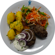Würzige Cevapcici vom Rind (15,22,52,81) mit hausgemachtem Zaziki (19,49,62) dazu Pommes frites und Salatgarnitur