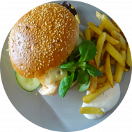 Sie können aus 4 verschiedenen Burgervariationen wählen. Heutige Tagesempfehlung: Burger 'Chicken meets Gorgonzola' mit Apfel-Senf-Mayonnaise (1,15,19,22,23,47,54,63,81,83) dazu als Menüoption verschiedene Pommes und House-Dip (9,22,63)