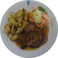 'Thüringer Rostbrätl' Schweinesteak in Senf-Zwiebel-Schwarzbiermarinade (22,44,51,63) an Bratenjus dazu Bratkartoffeln (62) und Salatgarnitur