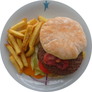 Burger Chili-Cheese mit Rindfleischpatty, Bacon, roter Zwiebel, Gewürzgurke, Tomate und Peperoni (1,2,3,9,19,22,51,52,81) dazu frittierte Kartoffelstäbchen