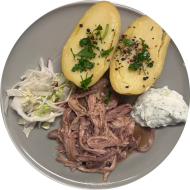 StreetFood: BBQ Pulled Pork (3,21,51) und eine Grillkartoffel dazu Salatgarnitur