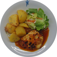 Gegrilltes Hähnchenbrustfilet in hausgemachter BBQ-Marinade (9,54,62,63) dazu Ofenkartoffeln mit mediterranen Kräutern (62) und Salatgarnitur
