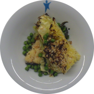Kleine Portion: Gebackener Ofenspitzkohl mit 'Dukkah' (Topping aus Sesam, Haselnüssen, Sonnenblumenkernen, Koriander, Chili und Gewürzen) auf Bohnenpüree dazu Minz-Erbsen (23,62,72)